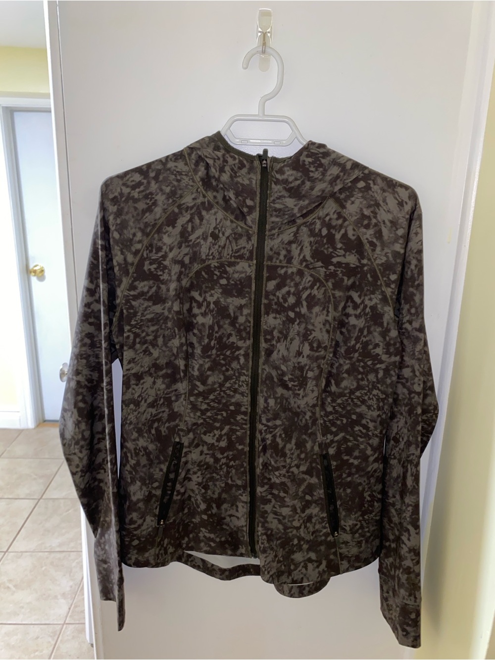 lululemon athletica Women's Green Camouflage Lightweight Zip Jacket